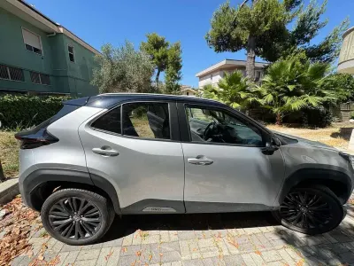 Usata Toyota Yaris Cross 92 CV (67 kW) 2022 Argento SUV