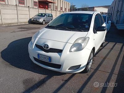 Usata Toyota Yaris 69 CV (50 kW) 2010 Bianco Utilitaria