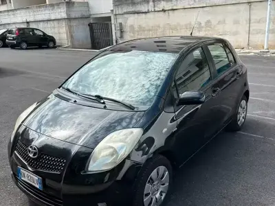 Usata Toyota Yaris 90 CV (66 kW) 2007 Nero Utilitaria