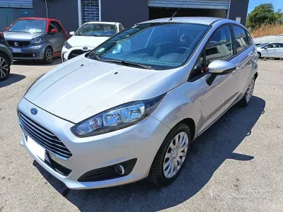 Usata Ford Fiesta 75 CV (55 kW) 2015 Grigio Utilitaria