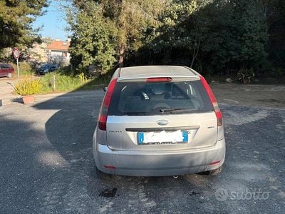 Usata Ford Fiesta 68 CV (50 kW) 2004 Grigio Utilitaria
