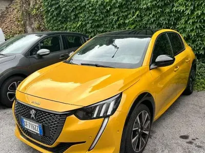 Usata Peugeot 208 GT 101 CV (74 kW) 2022 Giallo Utilitaria