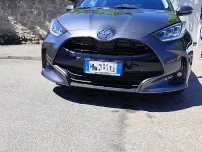 Nuova Toyota Yaris Hybrid 92 CV (67 kW) 2025 Grigio Berlina