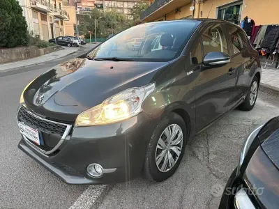 Käytetty Peugeot 208 Allure 91 HP (66 kW) 2015 Harmaa Viistoperä
