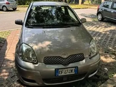 Usata Toyota Yaris 65 CV (47 kW) 2003 Grigio Utilitaria