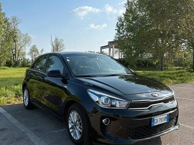 Usata Kia Rio 84 CV (61 kW) 2020 Nero Berlina