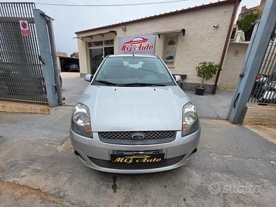 Begagnad Ford Fiesta Ghia 68 HK (50 kW) 2006 Grå Halvkombi