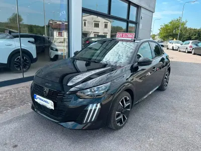 Usata Peugeot 208 GT 101 CV (74 kW) 2025 Nero Utilitaria