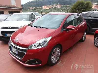 Usata Peugeot 208 Active 75 CV (55 kW) 2017 Rosso Utilitaria