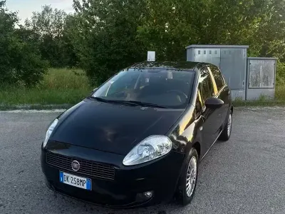 Usata Fiat Grande Punto Active 77 CV (56 kW) 2009 Nero Utilitaria