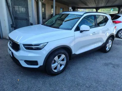 Usata Volvo XC40 Momentum 163 CV (119 kW) 2020 Bianco SUV