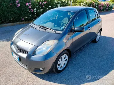 Usata Toyota Yaris Sol 90 CV (66 kW) 2011 Grigio Utilitaria