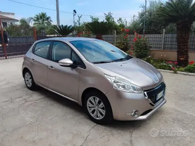 Usata Peugeot 208 68 CV (50 kW) 2013 Grigio Utilitaria