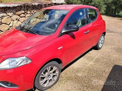 Usata Lancia Ypsilon 69 CV (50 kW) 2015 Rosso Utilitaria