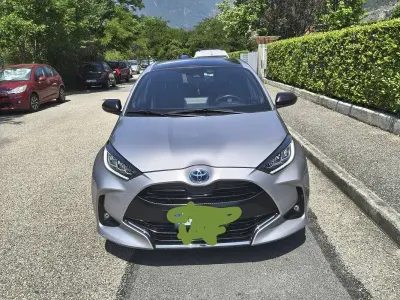 Usata Toyota Yaris Hybrid Lounge 92 CV (67 kW) 2021 Argento Berlina