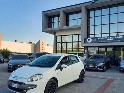 Begagnad Fiat Grande Punto Dynamic 69 HK (50 kW) 2010 Vit Halvkombi