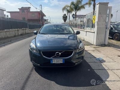 Usata Volvo V40 120 CV (88 kW) 2018 Blu Station wagon