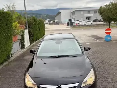 Usata Opel Astra 90 CV (66 kW) 2010 Nero Berlina