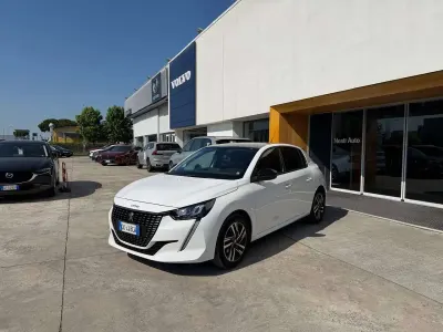 Begagnad Peugeot 208 Allure 102 HK (75 kW) 2022 Vit Halvkombi