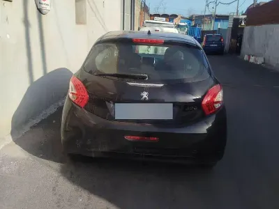 Usata Peugeot 208 68 CV (50 kW) 2014 Nero Utilitaria