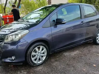 Usata Toyota Yaris Lounge 99 CV (72 kW) 2012 Blu Utilitaria