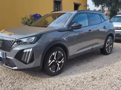Usata Peugeot 2008 Allure 102 CV (75 kW) 2023 Grigio SUV