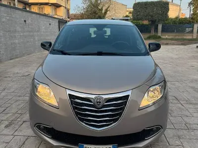Usata Lancia Ypsilon Gold 69 CV (50 kW) 2014 Grigio Utilitaria