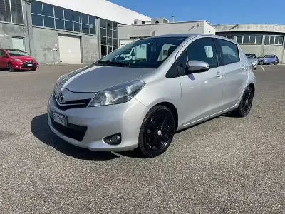 Usata Toyota Yaris Lounge 99 CV (72 kW) 2012 Grigio Utilitaria
