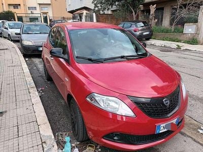 Usata Lancia Ypsilon Silver 69 CV (50 kW) 2023 Rosso Utilitaria