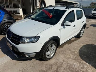 Begagnad Dacia Sandero Stepway 90 HK (66 kW) 2014 Vit Sedan