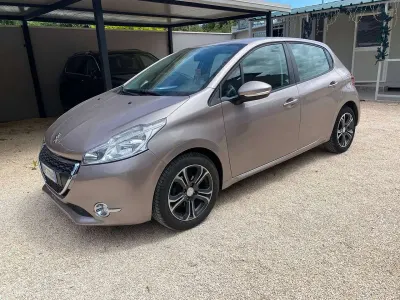 Usata Peugeot 208 Active 68 CV (50 kW) 2012 Beige Utilitaria