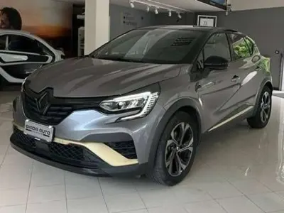 Usata Renault Captur Engineered 94 CV (69 kW) 2023 Grigio SUV