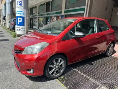Begagnad Toyota Yaris Lounge+ 99 HK (72 kW) 2012 Röd Halvkombi