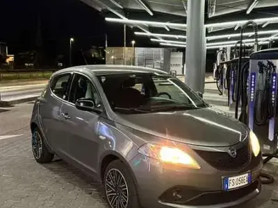Usata Lancia Ypsilon Gold 69 CV (50 kW) 2017 Utilitaria