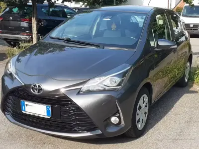 Usata Toyota Yaris Active 69 CV (50 kW) 2018 Grigio Berlina