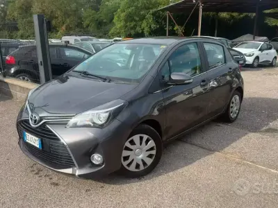 Usata Toyota Yaris Lounge 69 CV (50 kW) 2015 Grigio Utilitaria