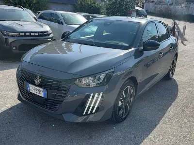 Usata Peugeot 208 Allure 100 CV (73 kW) 2025 Grigio selenium  metalli Utilitaria