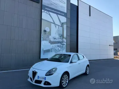 Usata Alfa Romeo Giulietta Exclusive 170 CV (125 kW) 2013 Bianco Utilitaria