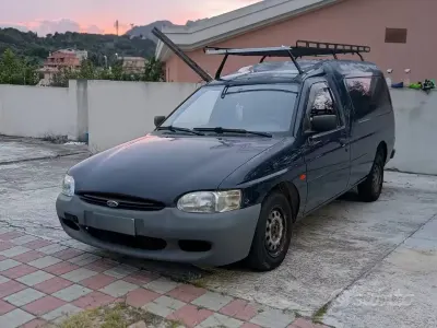 Usata Ford Escort 70 CV (51 kW) 1998 Bluazzurro Furgone