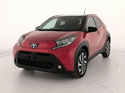 Nuova Toyota Aygo X Trend 72 CV (52 kW) 2025 Chili red & black met SUV