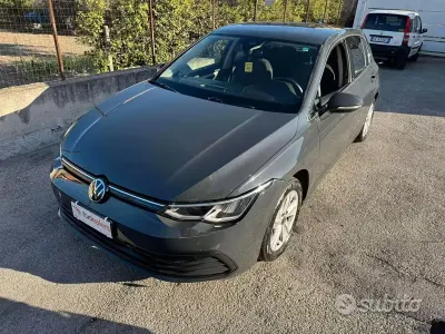 Usata VW Golf VIII Life 110 CV (80 kW) 2021 Grigio Berlina