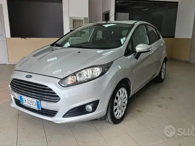 Usado Ford Fiesta 75 HP (55 kW) 2013 Cinzento Sedan