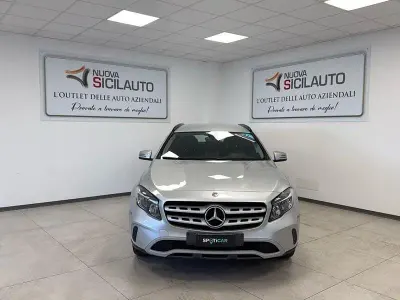 Usata Mercedes GLA180 Business 108 CV (79 kW) 2018 Argento SUV