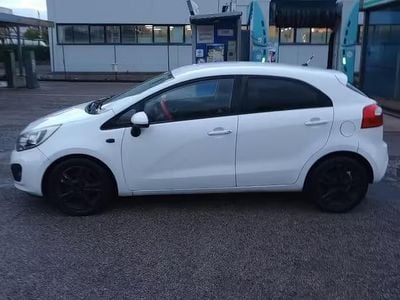 Usata Kia Rio 75 CV (55 kW) 2013 Bianco Berlina