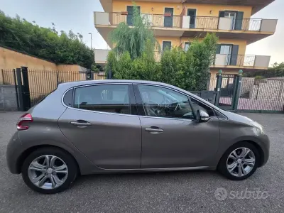 Usata Peugeot 208 Allure 68 CV (50 kW) 2012 Utilitaria