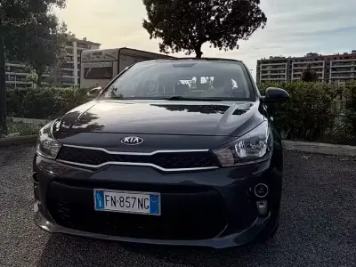 Usata Kia Rio 84 CV (61 kW) 2018 Grigio Berlina