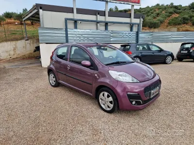 Usata Peugeot 107 Active 68 CV (50 kW) 2013 Viola Utilitaria