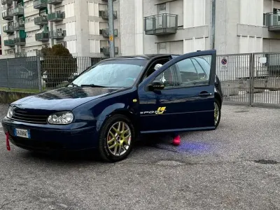 Usata VW Golf IV 105 CV (77 kW) 2002 Blu Berlina