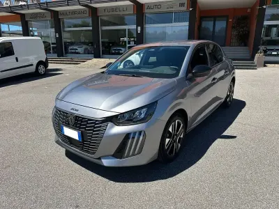 Usata Peugeot 208 Allure 101 CV (74 kW) 2025 Grigio Utilitaria