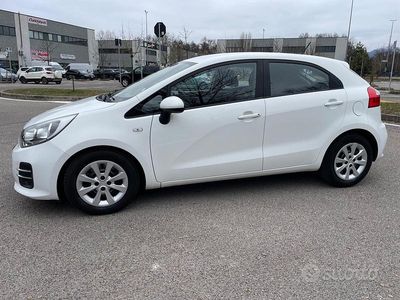 Usata Kia Rio 85 CV (62 kW) 2016 Bianco Berlina